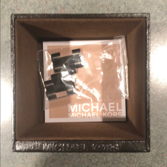 Michael Kors Oversized Runway (MK8157) - Picture 3 of 3